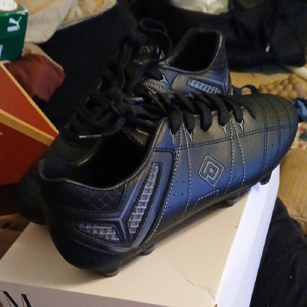 Umbro Black Athletic Soccer Shoes
